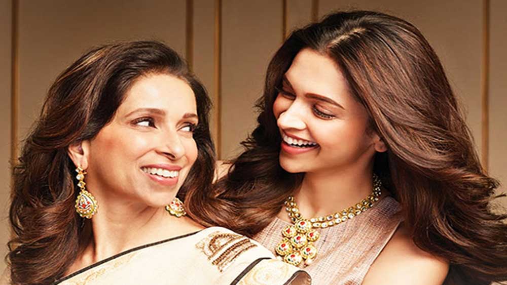 দীপিকা পাডুকোন: দীপিকা তাঁর বাবা-মায়ের খুবই ঘনিষ্ঠ। অনেক সাক্ষাত্কারেও দীপিকা নিজে এ কথা বলেছেন। বাবা প্রকাশ পাডুকোন খুবই পরিচিত মুখ। কিন্তু অনেকেই তাঁর মাকে চেনেন না। দীপিকার মায়ের নাম উজ্জ্বলা পাডুকোন। বলি নায়িকা বহু বার বলেছেন যে, মা তাঁর খুবই ভাল বন্ধু। দীপিকার আউটডোর শুটিংয়ে বেশির ভাগ সময়ই মা তাঁর সঙ্গে যান।