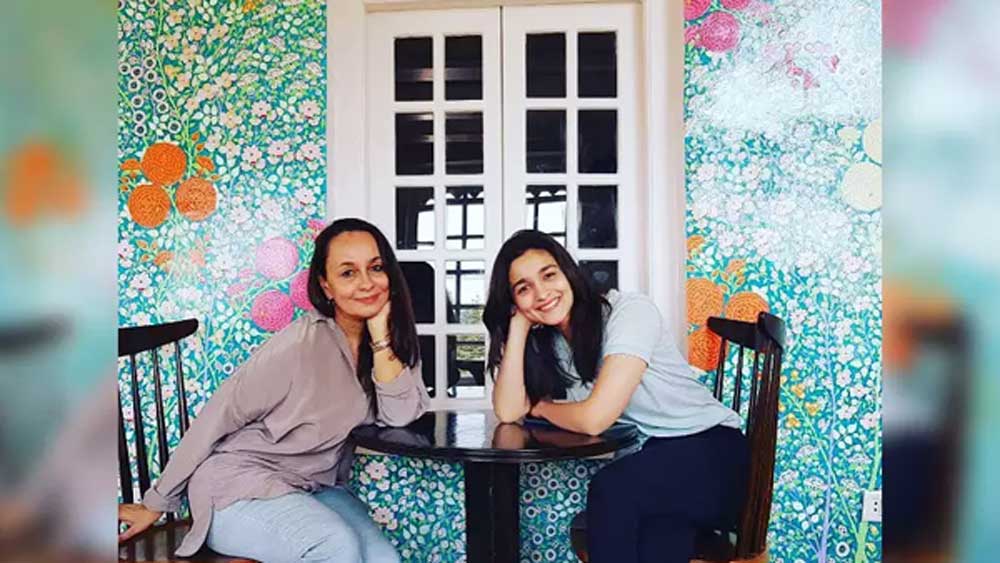 বলিউড কুইন আলিয়া ভট্টের মা সোনি রাজদান। সোনি রাজদান নিজেও টেলিভিশন এবং থিয়েটার অভিনেত্রী। মায়ের থেকেই লুক আর ফ্যাশন সম্পর্কে বহু টিপস পান বলে জানিয়েছেন আলিয়া।