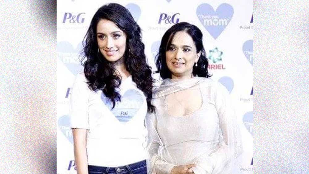 শিবাঙ্গী কোলাপুরি। অনেক বলিউড ফিল্মেই তাঁকে দেখা গিয়েছে। এক সময়ে ফিল্মে মুখ্য ভূমিকায় ছিলেন তিনি। সেই শিবাঙ্গী কোলাপুরির মেয়ে কে জানেন? শ্রদ্ধা কপূর।