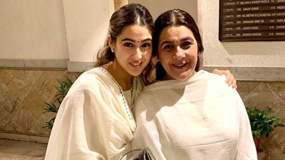 সারা আলি খানের মা কে? তা আলাদা করে পরিচয় করিয়ে দেওয়ার কিছু নেই। অমৃতা সিংহের মেয়েই যে সারা আলি খান তা সকলেরই জানা। অমৃতা সিংহ শুধু সৌন্দর্য আর গ্ল্যামারের জন্যই পরিচিত ছিল না। তাঁর অভিনয় দক্ষতাও ছিল অসামান্য। সারা আলিও মাকেই অনুসরণ করে চলেছেন।