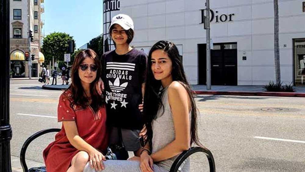 বলিউডের নতুন মুখ অনন্যা পাণ্ড্যে তাঁর মা ভাবনা পাণ্ড্যের আশীর্বাদপুষ্ট। ভীষণ ট্যালেন্টেড মা ভাবনা নিজে একজন ফ্যাশন ডিজাইনার।