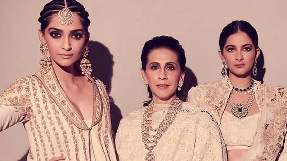 সোনম এবং রিয়া, এই দুই প্রতিভাময়ীর মা হলেন সুনীতা কপূর। বাবা অনিল কপূরের প্রিন্সেস সোনম কিন্তু মা সুনীতার ক্ষেত্রে খুবই পজেসিভ।