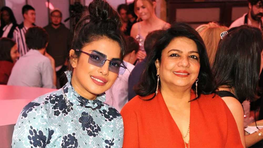 প্রিয়ঙ্কা চোপড়ার মা মধু চোপড়া। মায়ের থেকেই এই সৌন্দর্য পেয়েছেন প্রিয়ঙ্কা। মা মধু চোপড়ার সঙ্গে ঘনিষ্ঠতাও খুব বেশি তাঁর।