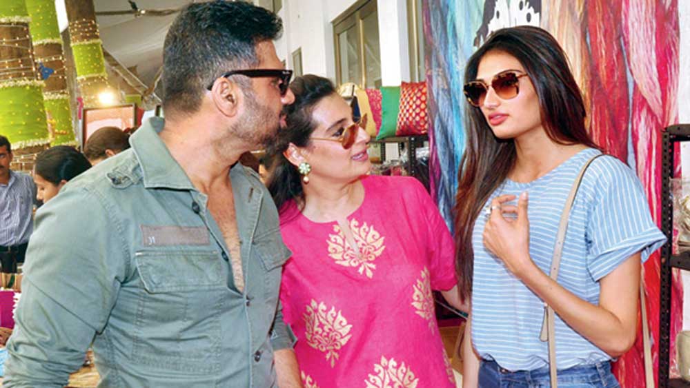 মানা শেট্টি নিজে একজন সফল ব্যবসায়ী। আর মেয়ে আথিয়া শেট্টি কিন্তু বলিউড অভিনেত্রী।