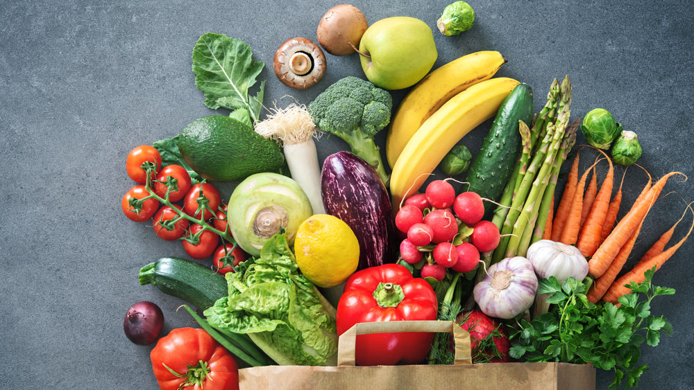 তবে কিছু ঘরোয়া উপায় জানলে ও নিয়ম মেনে সংরক্ষণ করলে বেশি দিন টাটকা ও তাজা থাকবে কাঁচা বাজার ও ফল। কেমন করে রাখবেন সে সব? রইল টিপ্‌স।