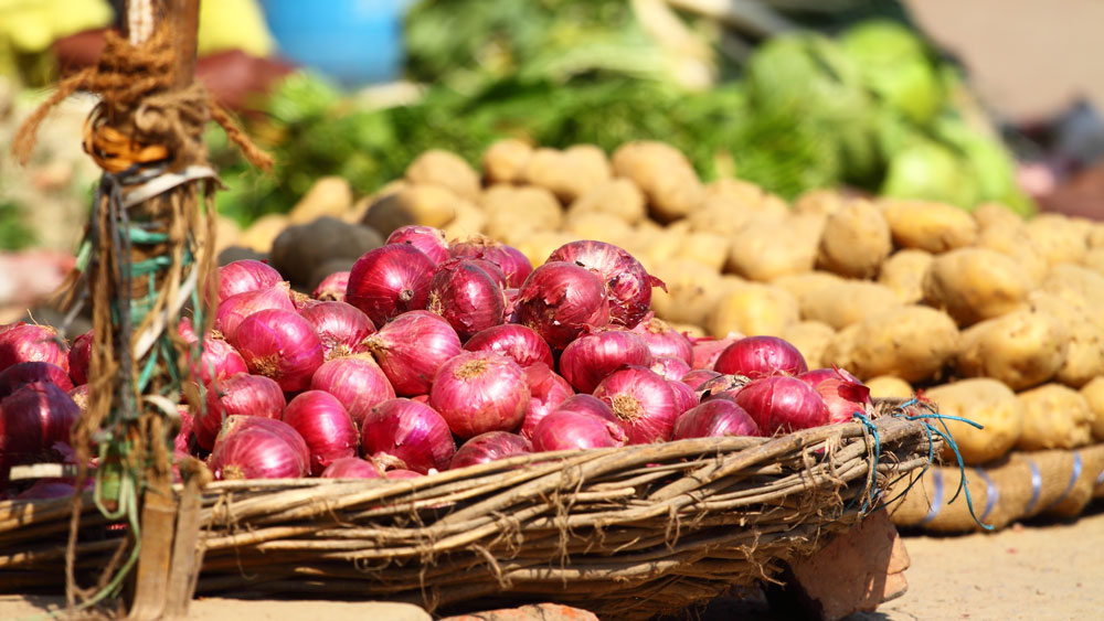 আলু-পেঁয়াজ:  আলু আর পেঁয়াজ কখনও একসঙ্গে রাখবেন না, নইলে দুটোই তাড়াতাড়ি নষ্ট হয়ে যাবে। আলুর ঝুড়িতে ভরে খাট বা সোফার তলায় রাখুন। কোনও কোনও ফ্রিজে আলাদা করে আলু রাখার ক্রেট বা খাপ থাকে। পেঁয়াজ ভাল থাকে কাগজের ঠোঙায়। তবে পেঁয়াজ রাখার ঠোঙার গায়ে অবশ্যই বেশ কয়েকটা ফুটো করে নেবেন। তাতে হাওয়া চলাচল হবে ও পেঁয়াজ-রসুন বেশি দিন ভাল থাকবে।