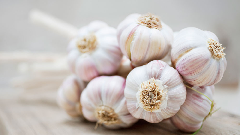 রসুন: পেঁয়াজের মতোই রাখুন রসুনকে। কাগজের ঠোঙায় রেখে, ফুটো করে দিন কয়েকটা। খোলা জায়গায় রাখুন। এ ভাবে রাখলে ফ্রিজে না রাখলেও ভাল থাকবে রসুন।