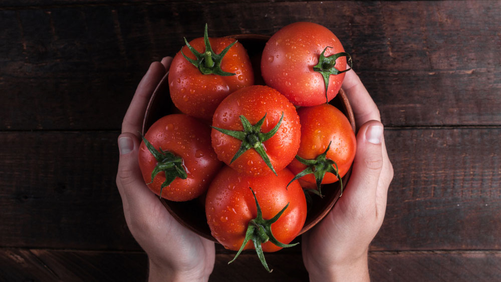 টোম্যাটো: টোম্যাটো ফ্রিজে রাখলে দ্রুত খারাপ হবে। টম্যাটোকে একটা কাঠের ট্রেতে রাখুন টম্যাটো। অবশ্যই বোঁটার দিকটা নীচের দিকে রেখে টোম্যাটো স্টোর করুন। বরং বাইরে কোনও ঝুড়িতে টম্যাটো রাখুন।