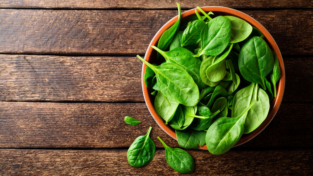 শাক: বাড়িতে এনেই শাক ধুয়ে ছাড়িয়ে সংরক্ষণ করে রাখেন অনেকে। শাক কিন্তু টাটকা রাখতে চাইলে বাড়িতে এনেই ধোয়ার দরকার নেই। বরং ঝুড়িতে ভরে অন্ধকার অথচ হাওয়া চলাচল করে এমন জায়গায় রাখুন। রান্না করার আগে ধুয়ে নিলেই চলবে।