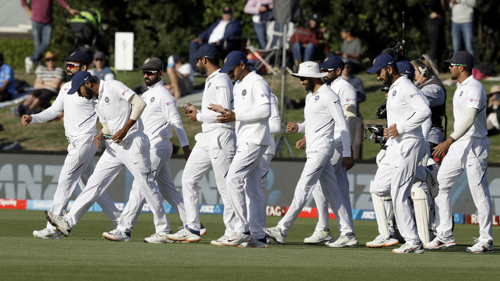 এর আগে ২০১২ সালে অস্ট্রেলিয়ায় শেষ বার টেস্টে হোয়াইটওয়াশ হতে হয়েছিল ভারতকে। সে বার মহেন্দ্র সিংহ ধোনির দল ব্র্যাডম্যানের দেশে এসে ০-৪ হেরেছিল টেস্ট সিরিজে। তার পর এটাই প্রথম। অবাক করার মতো হচ্ছে, টি-টোয়েন্টি সিরিজে ভারতই ৫-০ হোয়াইটওয়াশ করেছিল কিউয়িদের!