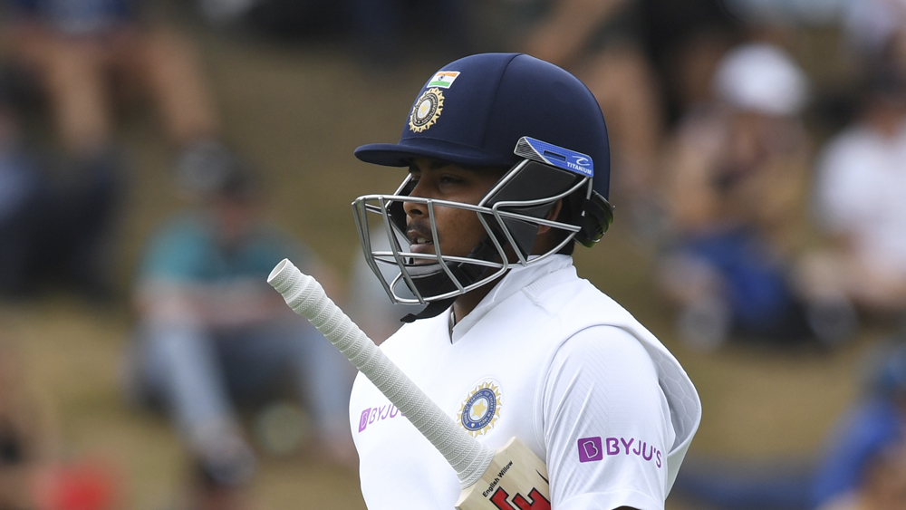 হ্যাঁ, ময়াঙ্কের ১০২ রানের চেয়ে বেশি করতে পারেননি কোনও ব্যাটসম্যান। পৃথ্বী শ অবশ্য কাছাকাছিই আছেন। চার ইনিংসে একটি পঞ্চাশ সহ করেছেন ৯৮। মুশকিল হল, বড় রানের সুযোগ হেলায় হাতছাড়া করেছেন তিনি। বাউন্সারের বিরুদ্ধে প্রশ্ন উঠছে তাঁর টেকনিক নিয়ে। অতিরিক্ত আগ্রাসী হতে গিয়ে উইকেট ছুড়েও দিয়েছেন তিনি।