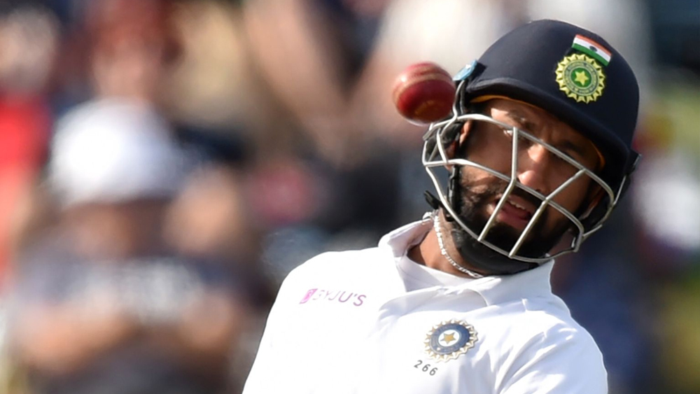 পৃথ্বীর সমস্যা যদি হয় অতিরিক্ত আগ্রাসন, তবে চেতেশ্বর পূজারা আবার রক্ষণাত্মক খোলসের মধ্যে ঢুকে পড়ছেন। যার থেকে বের করা যাচ্ছে না তাঁকে। চার ইনিংসে তাঁর ব্যাটে এসেছে ১০০ রান। কিন্তু, তার থেকেও জরুরি হল, রাউন্ড দ্য উইকেট থেকে ট্রেন্ট বোল্টের বাঁক খাওয়ানো ডেলিভারি তাঁর টেকনিকের দুর্বলতা প্রকাশ্যে এনে দিয়েছে।