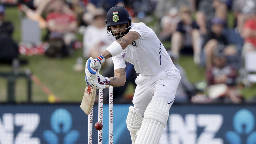 বিরাট কোহালির ব্যাডপ্যাচ অব্যাহত। চার ইনিংসে তাঁর ব্যাটে এসেছে ৩৮ রান। গড় খুব খারাপ, দশও নয়! কাট করে ভিতরে ঢুকে পড়া ডেলিভারি বার বার স্টাম্পের সামনে পেয়ে যাচ্ছে তাঁর পা। এলবিডব্লিউ হওয়ার পাশাপাশি অফস্টাম্পের বাইরের ডেলিভারিতে খোঁচা দিয়েও আউট হয়েছেন।