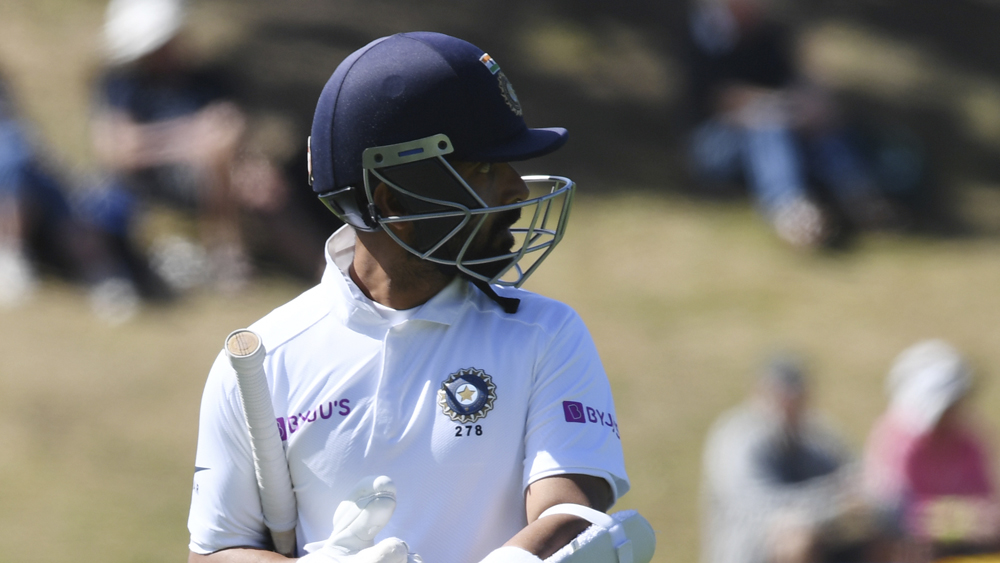 আজিঙ্ক রাহানে চার ইনিংসে করেছেন ৯১ রান। কিন্তু বাউন্সারের বিরুদ্ধে তাঁকে অস্বস্তিতে দেখিয়েছে বার বার। কিউয়ি বোলাররা ক্রমাগত শর্টপিচড ডেলিভারিতে অতিষ্ঠ করে তুলেছেন তাঁকে। মাথায়ও বল লেগেছে তাঁর। যা তাঁর টেকনিক নিয়েও তুলছে প্রশ্ন।