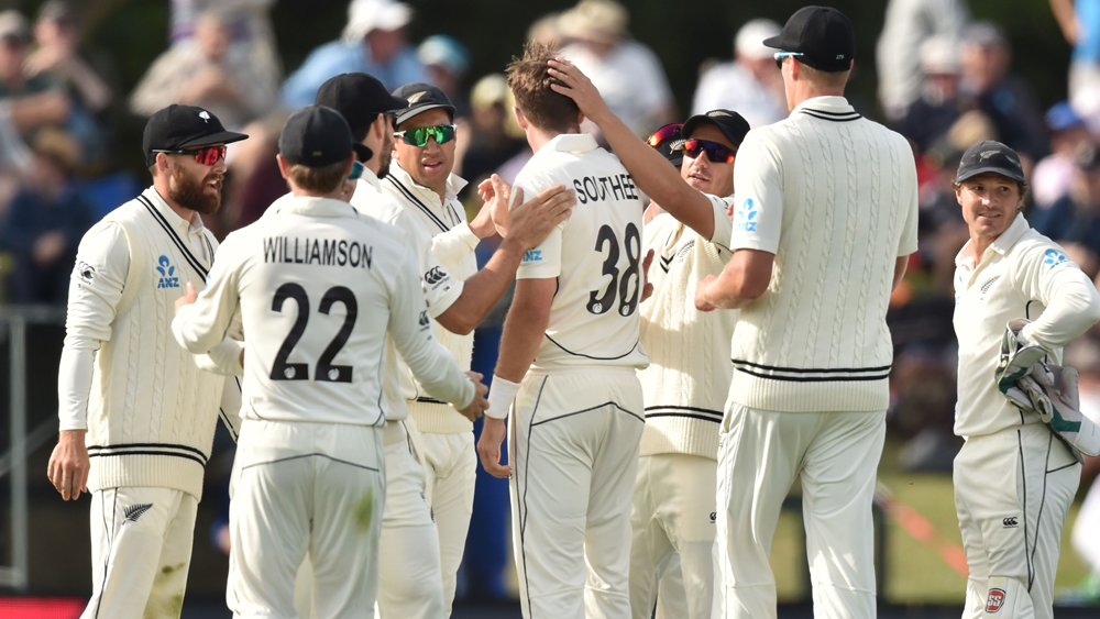 সামগ্রিক ভাবে ব্যাটিং বিভাগই ব্যর্থ। প্রথম টেস্টে কোনও ইনিংসেই দুশো রান ওঠেনি। দ্বিতীয় টেস্টের দ্বিতীয় ইনিংসে ১২৪ রানে শেষ হয় ইনিংস। দুই টেস্টে মাত্র এক বারই দুশো পেরিয়েছে স্কোর। জুটিই তৈরি হয়নি। টপ অর্ডার, মিডল অর্ডার, লোয়ার অর্ডার— সবাই এমন ব্যাটিং করলে হোয়াইটওয়াশই পরিণতি।