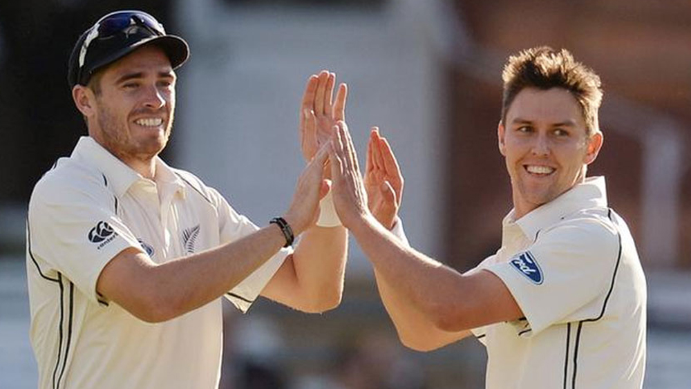 সবুজ উইকেট, সিম-সুইংয়ের উপযোগী কন্ডিশন, নিখুঁত লাইন-লেংথে বোল্ট-সাউদিদের বিরামহীন বোলিংয়ের সামনে হাঁসফাঁস করেছেন ব্যাটসম্যানরা। তা থেকে বের করার কোনও উপায় পাননি। চাপ কাটাতে চরিত্রবিরোধী শট নিতে বাধ্য হয়েছেন পূজারাও। যদিও তাতে আউটই হতে হয়েছে, রান আসেনি।