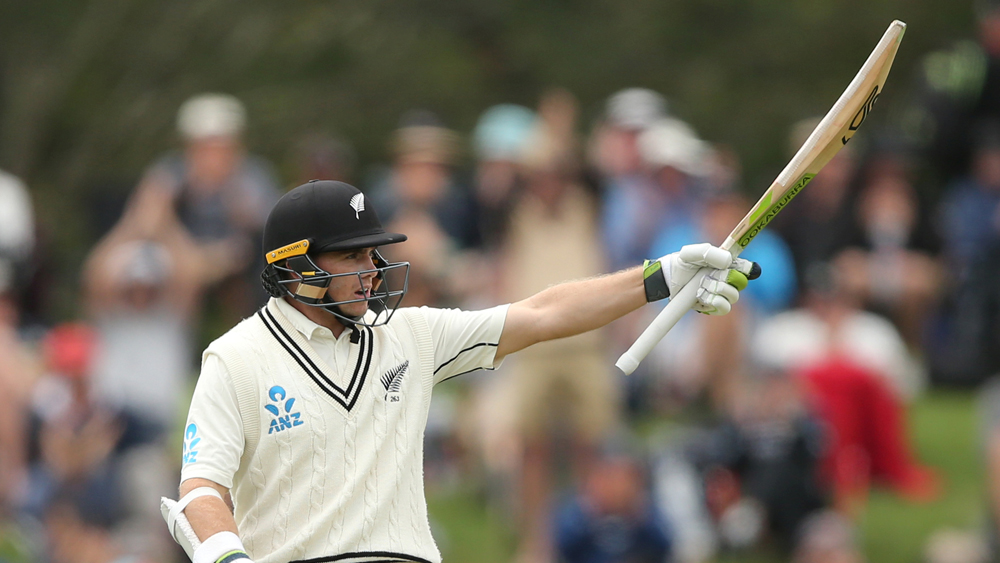 ভারতীয় বোলাররা আবার এটাই পারেননি। লাগাতার চাপ রেখে যেতে পারেননি। শুরুতে উইকেট পাননি যশপ্রীত বুমরা, মহম্মদ শামিরা। ফলে, ওপেনিংয়ে বড় জুটি গড়েছেন টম লাথাম, টম ব্লান্ডেলরা। নতুন বলে উইকেট নিতে না পারা চাপ বাড়িয়েছে ক্রমশ।