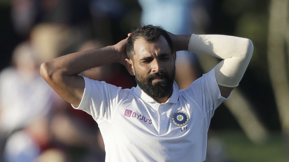 মহম্মদ শামি পাঁচ উইকেট নিয়েছেন দুই টেস্টে। কিন্তু, তাঁর গড় আরও খারাপ, ৩৬.৬০। সবুজ পিচে শামিদের থেকে যে তীক্ষ্ণতা চাইছিল দল, তা অনুপস্থিত থেকেছে। অবশ্য ইশান্ত শর্মার জায়গায় সুযোগ পাওয়া উমেশ যাদব আরও খারাপ বল করেছেন।