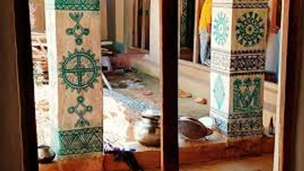 আদিবাসী সম্প্রদায়ের বেশির ভাগ মানুষ রঙিন পোশাক পরতে এবং নিজেদের নানা অলঙ্কারে সাজাতে ভালবাসেন। সেই রংই বোধহয় আঁকার মধ্যে খুঁজে পেয়েছিলেন বৈগা।