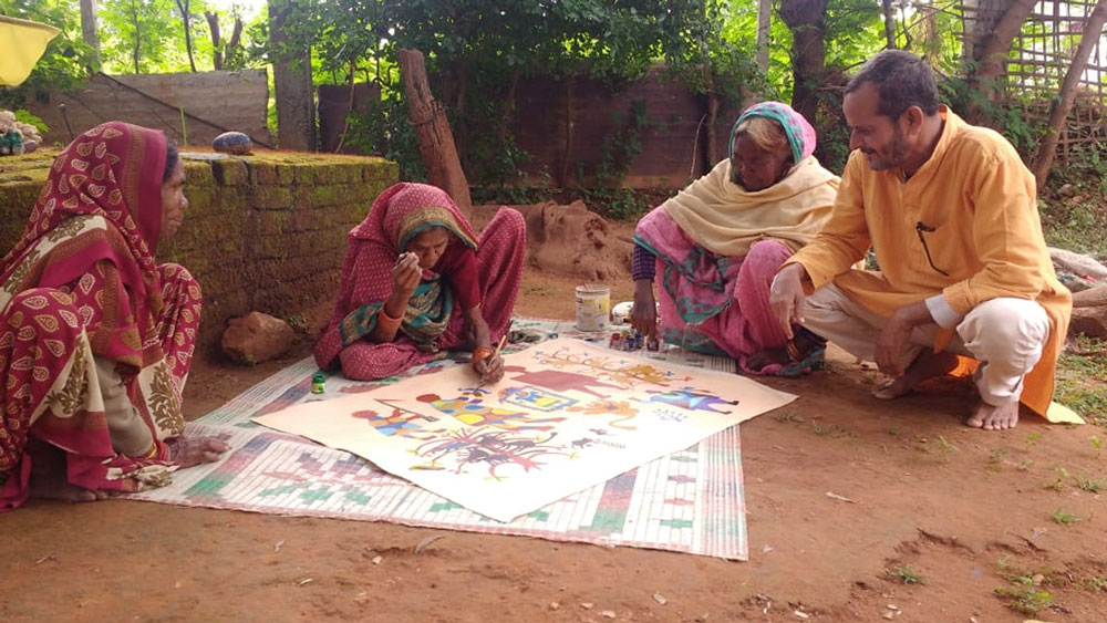 জনপ্রিয় আর্ট শিক্ষক আশিস স্বামীর প্রতিষ্ঠানে যোগ দেন তিনি। আশিস স্বামী শান্তিনিকেতনের প্রাক্তনী। মধ্যপ্রদেশে এ রকম বেশ কিছু আদিবাসী এলাকায় তিনি বিরল শিল্পপ্রতিভা খুঁজে বেরান।