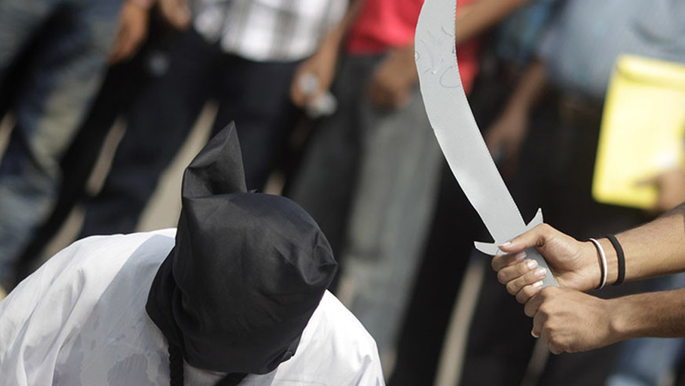 সৌদি আরবে তলোয়ারের এক কোপেই শেষ হয় অপরাধী। মুণ্ডচ্ছেদই হল সে দেশে অপরাধের সর্বোচ্চ সাজা।