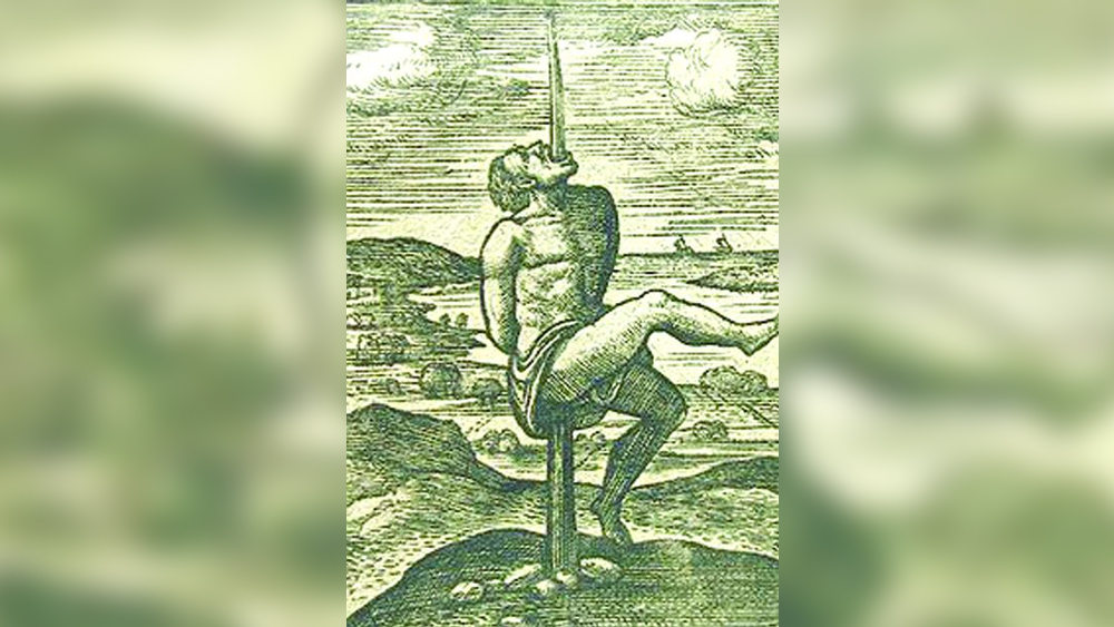 শূলে চড়ানো ছিল আর এক ধরনের প্রাণদণ্ড।একটি সুচালো দণ্ড বা খুঁটিকে দেহের বিভিন্ন ছিদ্রপথে, বিশেষ করে পায়ুপথে প্রবেশ করানো হত। এক সময় সুচালো অংশটি অপরাধীর শরীর ভেদ করে বুক অথবা ঘাড় দিয়ে বের হয়ে যেত।শোনা যায়তৎকালীন পারস্যের রাজা প্রথম দারিউস ব্যাবিলন জয় করার পর প্রায় ৩ হাজার ব্যাবিলনবাসীকে শূলে চড়িয়েছিলেন।