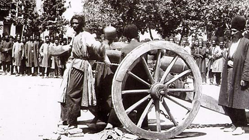 গোলা বারুদ আবিষ্কারের পর এল মৃত্যুদণ্ডের নতুন এক উপায়। শত্রু, রাজদ্রোহীদের বেঁধে দাঁড় করিয়ে দেওয়া হত কামানের মুখে। এর পর তোপ দিয়ে উড়িয়ে দেওয়া হত মাথা, পড়ে থাকত নিথর শরীরটা। 
এছাড়াও ক্রসবিদ্ধ করে মারা, জ্যান্ত কবর দেওয়া কিংবা পুড়িয়ে মারার মতো সাজা তো ছিলই।