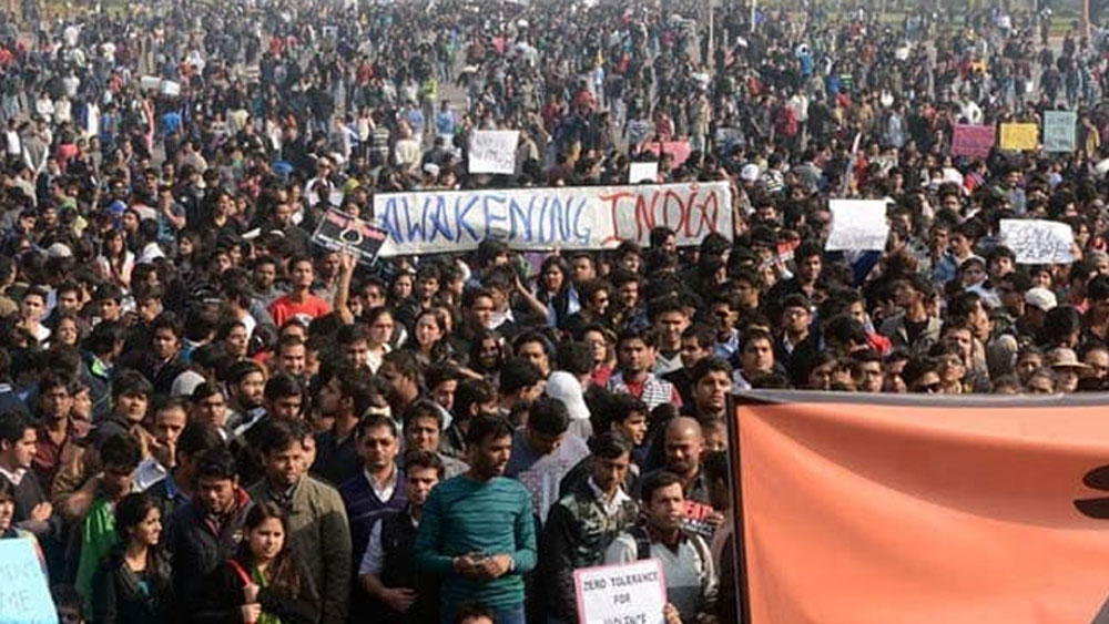 ২০১২ সালের এক গণধর্ষণের ঘটনায় সারা দেশ উত্তাল হয়ে উঠেছিল। ছয় জনকে গ্রেফতার করেছিল পুলিশ। তাদের মধ্যে এক জন জেলের ভিতরে আত্মঘাতী হয়েছে। একজন নাবালক সাজার মেয়াদ শেষ করে ছাড়া পেয়ে গিয়েছে।