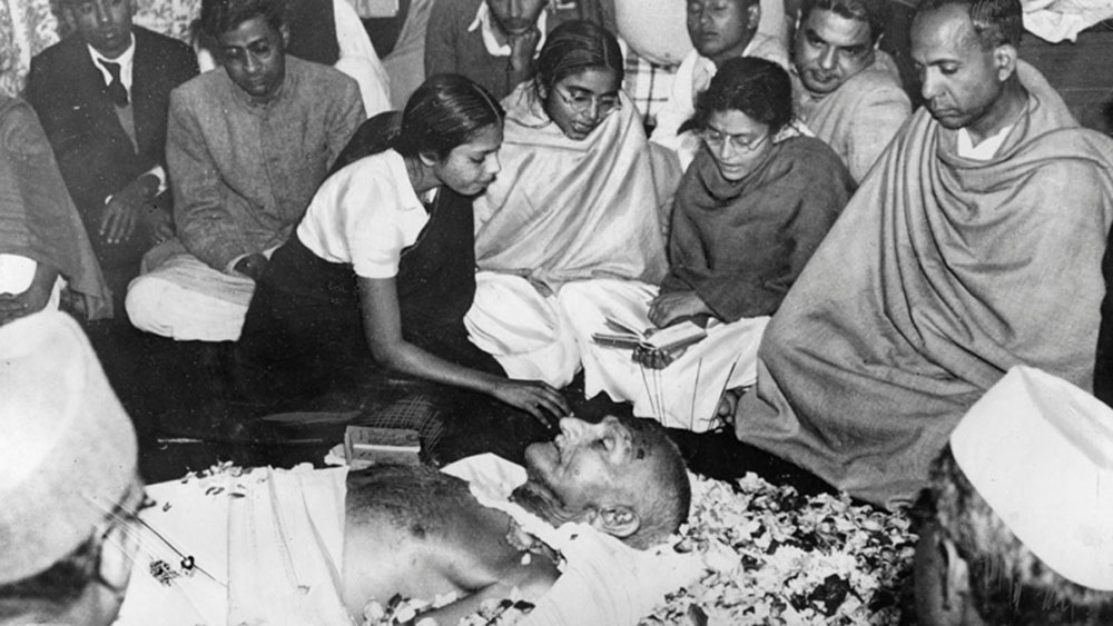 নয়াদিল্লির বিড়লা হাউসের পিছনের লনে সিঁড়ির মাথায় পৌঁছে গিয়েছিলেন মোহনদাস কর্মচন্দ গাঁধী। বেদির দিকে এগোচ্ছিলেন। হঠাত্ই পথ আগলে দাঁড়াল বন্দুকধারী নাথুরাম গডসে। পর পর তিনটি বুলেট। লুটিয়ে পড়লেন রক্তাক্ত গাঁধী।