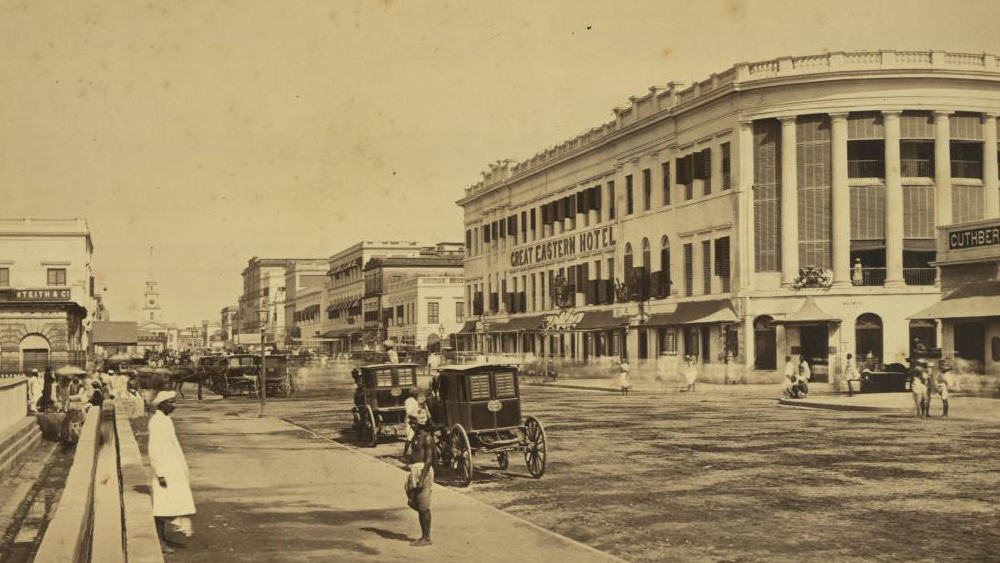 ব্রিটিশ কলকাতার দু’টি অংশ ছিল। একটি, ব্রিটিশ-সহ ইউরোপীয়দের জন্য। তার নাম ছিল ‘হোয়াইট টাউন’। অন্যটি দেশীয়দের, সেখানে পা পড়ত না সাহেবদের। এলাকার নাম দেওয়া হয়েছিল ‘ব্ল্যাক টাউন’। নামে বর্ণবিদ্বেষের মতো দুই এলাকার মধ্যে ছিল সংস্কারের আকাশপাতাল বিদ্বেষ।