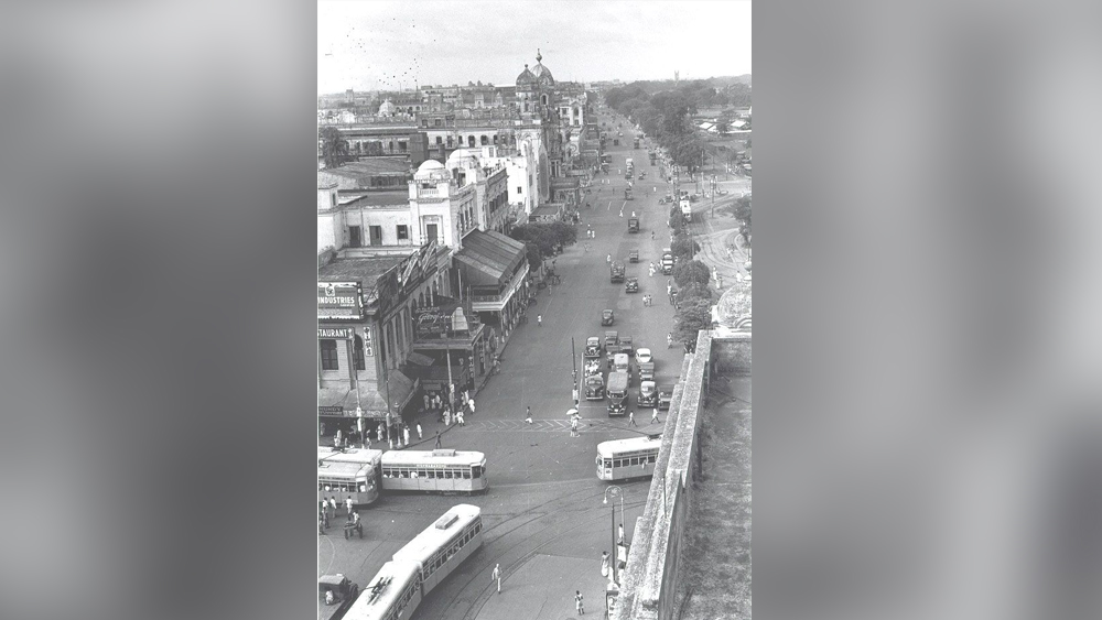 এই ‘ব্ল্যাক টাউন’-এ স্বভাবতই অপরাধের হার ছিল অনেক বেশি। মূলত সেই অপরাধ নিয়ন্ত্রণ করার জন্য নির্দিষ্ট ছিল কলকাতা পুলিশের গোয়েন্দা বিভাগের নির্দিষ্ট কিছু অফিসার। তাঁদের মধ্যে অন্যতম প্রিয়নাথ মুখোপাধ্যায়। ১৮৭৮-১৯১১ অবধি তিনি কর্মরত ছিলেন কলকাতা পুলিশে।