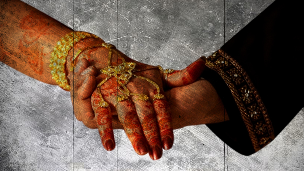 ঠান্ডা মাথার খুনিতে পরিণত হওয়া ত্রৈলোক্যর জীবন শুরু হয়েছিল উনিশ শতকের মাঝামাঝি, বর্ধমানের এক প্রত্যন্ত গ্রামে। গ্রামের মধ্যে সুন্দরী হিসেবে খ্যাতি ছিল ত্রৈলোক্যতারিণী দেবীর। সব রকম সামাজিকতা মেনে ত্রৈলোক্যর জন্য পাত্র জোগাড় করতে সে সময়ের প্রেক্ষিতে কিছুটা দেরি-ই হয়ে যায়। তেরো বছর বয়সে ত্রৈলোক্যর বিয়ে হয় ষাটোর্ধ্ব এক প্রৌঢ়ের সঙ্গে।