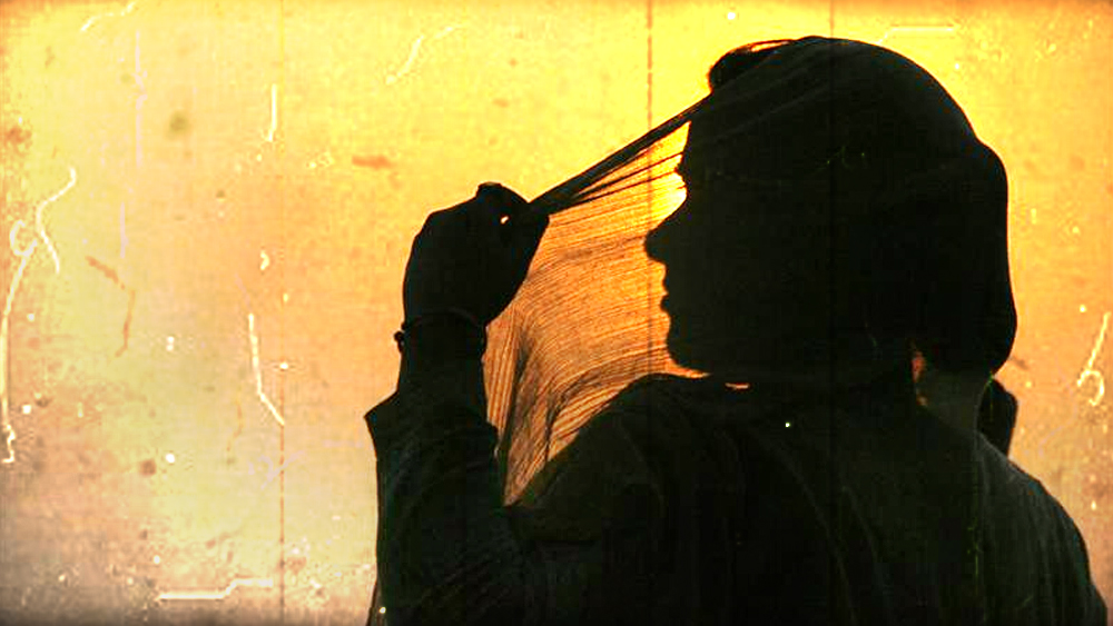 কিন্তু স্বামীর সঙ্গে সংসার কোনওদিন আক্ষরিক অর্থেই করেনি সে। একাধিক স্ত্রী-র স্বামী ওই প্রৌঢ় ত্রৈলোক্যতারিণীকে নিজের বাড়িতে নিয়ে যাননি। সতীনদের সঙ্গে সংসার করার ইচ্ছে ছিল না ত্রৈলোক্যতারিণীর নিজেরও। শ্বশুরবাড়ির বদলে তার দিন কাটতে থাকে গ্রামের বাড়িতেই। কয়েক বছ পরে প্রৌঢ়ের মৃত্যু হওয়াতে শ্বশুরবাড়ির দরজা বন্ধই হয়ে যায় তার জন্য। গ্রামে নিঃসঙ্গ জীবনে পরিচয় হয় এক বৈষ্ণবীর সঙ্গে।