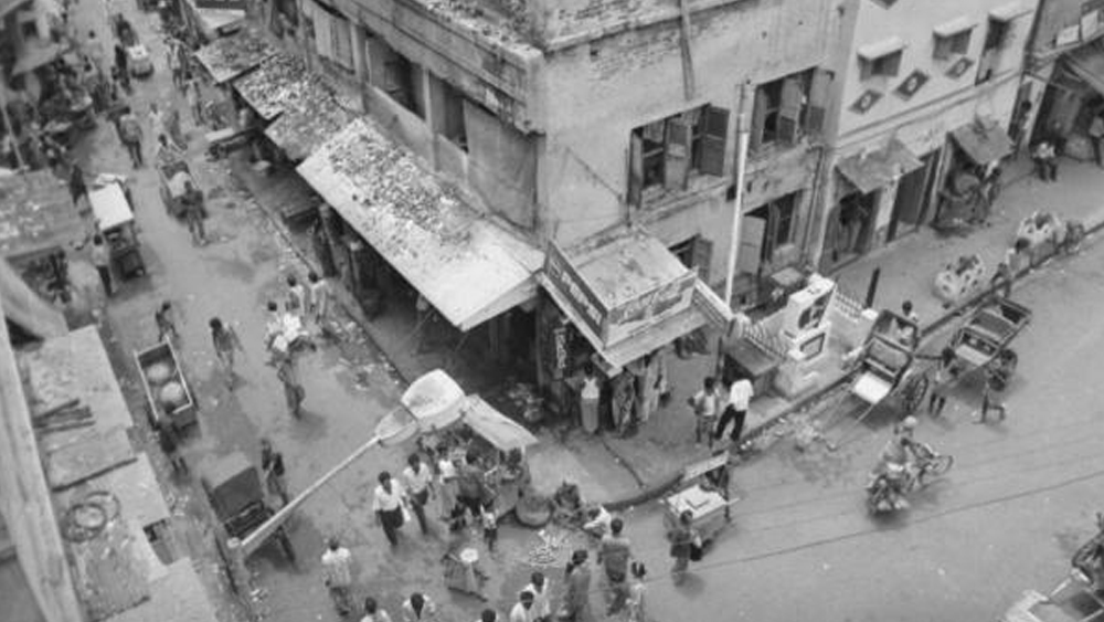 কিন্তু নিপাট নিটোল সংসার তার কাছে কোনওদিন ধরা দেয়নি। ত্রৈলোক্যতারিণীকে কলকাতার নিষিদ্ধপল্লি তেরাখে তার প্রণয়ী। গ্রাম থেকে সদ্য কলকাতায় পা রাখা তরুণী জানতও না ওই এলাকার বৈশিষ্ট্য। যখন টের পেল, তখন ফেরার পথ বন্ধ। বুঝল, ওই পরিবেশেই তাকে থাকতে হবে। ধীরে ধীরে সে অভ্যস্ত হতে থাকল সোনাগাছির প্রচলিত রীতিনীতিতে।