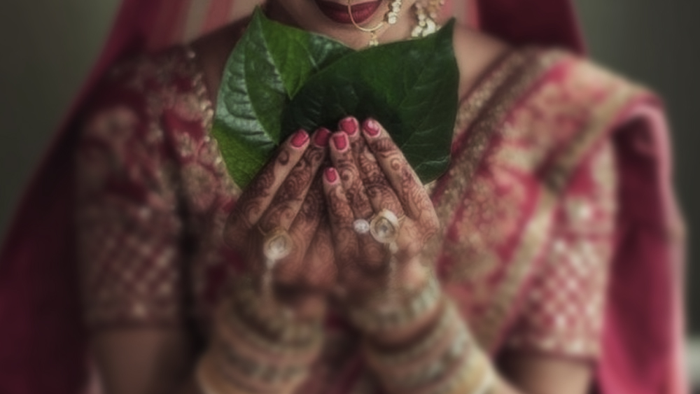 কালীবাবু শিকার ধরত। তারপর নিজের জালে জড়িয়ে তাদের সর্বনাশ করত ত্রৈলোক্যতারিণী। ঠিকানা পাল্টে নিজের সাজানো পাত্রীর সঙ্গে বিয়ে দিত অন্য শহরের বিত্তবান পাত্রের। পাত্রীর সঙ্গে যেত তার সাজানো আত্মীয়স্বজন। তার পর সুযোগ বুঝে সব গয়নাপত্র নিয়ে বাবা-মায়ের কাছে আসার নাম করে পালিয়ে আসত ‘নতুন বউ’। সঙ্গে তার ‘পরিজনরা’। পরে ভুয়ো ঠিকানায় গিয়ে কাউকে খুঁজে পাওয়া যেত না।