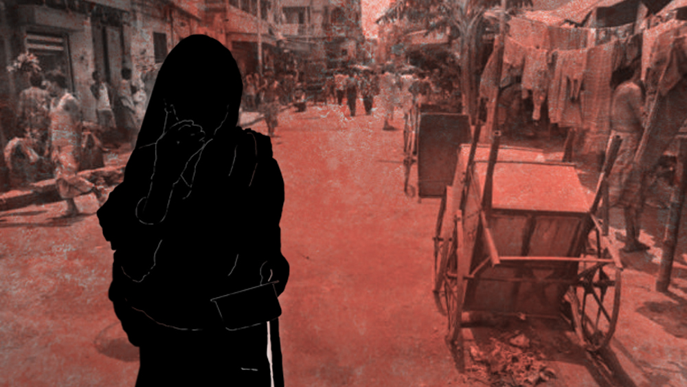 এ ভাবে এক বার আর্থিক কেলেঙ্কারিতে পুলিশের জালে ধরা পড়ে গেল দু’জনেই। গয়নার লোভে তারা খুন করেছিল এক দেশীয় রাজ-এস্টেটের কর্মচারীকে। সেই মামলায় আইনের বিচারে কালীর প্রাণদণ্ড হয়। কিন্তু প্রমাণের অভাবে ছাড়া পেয়ে যায় ত্রৈলোক্যতারিণী। এর পর সে ঠিক করে অন্ধকারের পথ থেকে সরে যাবে। অর্থকষ্ট হলেও শুরু করবে নতুন জীবন। সেইমতো পালিত সন্তানকে নিয়ে সোনাগাছি ছেড়ে থাকতে লাগল অন্য পাড়ায়। কিন্তু বেশি দিন দারিদ্র সহ্য করতে পারল না ত্রৈলোক্যতারিণী। অনটনের জায়গায় তাকে হাতছানি দিয়ে ডাকতে লাগল অতীতের সোনালি দিনের মোহ।