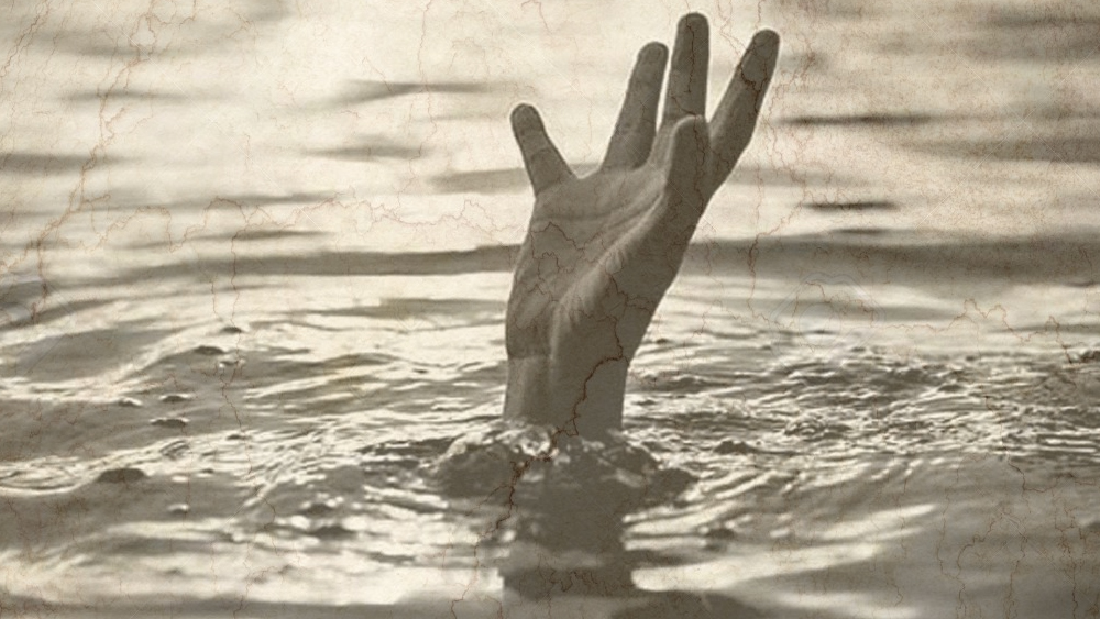 পুলিশের দাবি, ত্রৈলোক্য স্বীকার করেছে, এর পর সে তার ‘শিকারদের’ বলত গুরুদেবের কাছে যাওয়ার আগে বাগানবাড়ির পুকুরে স্নান করে নিতে। তার আগে সব গয়না খুলিয়ে নিজের কাছে রেখে দিত। এর পর পুকুরে স্নান করার সময় শিকারকে ডুবিয়ে মারত সে। এ ভাবে তিন বছরে পাঁচ জনকে মেরে তাঁদের গয়না লুঠ করেছিল ত্রৈলোক্য। ওই পুকুর থেকে একের পর এক দেহ উদ্ধার হলেও ত্রৈলোক্যকে কেউ ধরতে পারেনি।