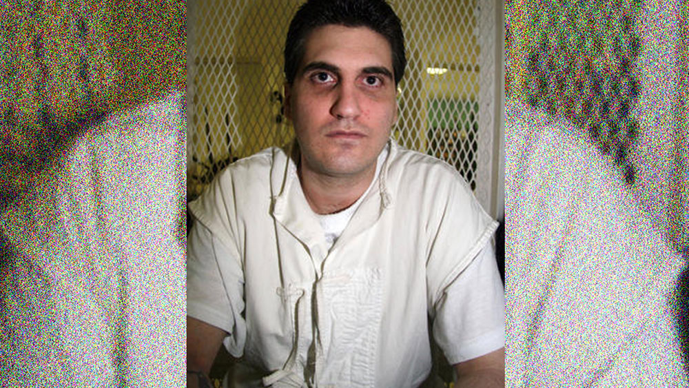 স্টিভেন মাইকেল উডস জুনিয়র: টেক্সাসে ২০১১ সালে বিষ ইঞ্জেকশনের মাধ্যমে তার মৃত্যুদণ্ড কার্যকর হয়। জোড়া খুনে অপরাধী ছিল সে। লাস্ট মিল-এ কী আবদার করেছিল স্টিভেন? তার লাস্ট মিলের তালিকা ছিল লম্বা। দুই পাউন্ডের বেকন, বিশালাকার মাংসের পিত্জা, চারটি ফ্রায়েড চিকেন ব্রেস্ট, মাউন্টেন ডিউ, পেপসিস রুট বিয়ার আর মিষ্টি চা দুটো করে, দুটো আইস ক্রিম, পাঁচটা চিকেন ফ্রায়েড স্টিকস, দুটো হ্যামবার্গার উইথ বেকন, ফ্রাইস এবং এক ডজন গার্লিক ব্রেড স্ট্রিকস। সব খাবার খেয়েছিল সে।