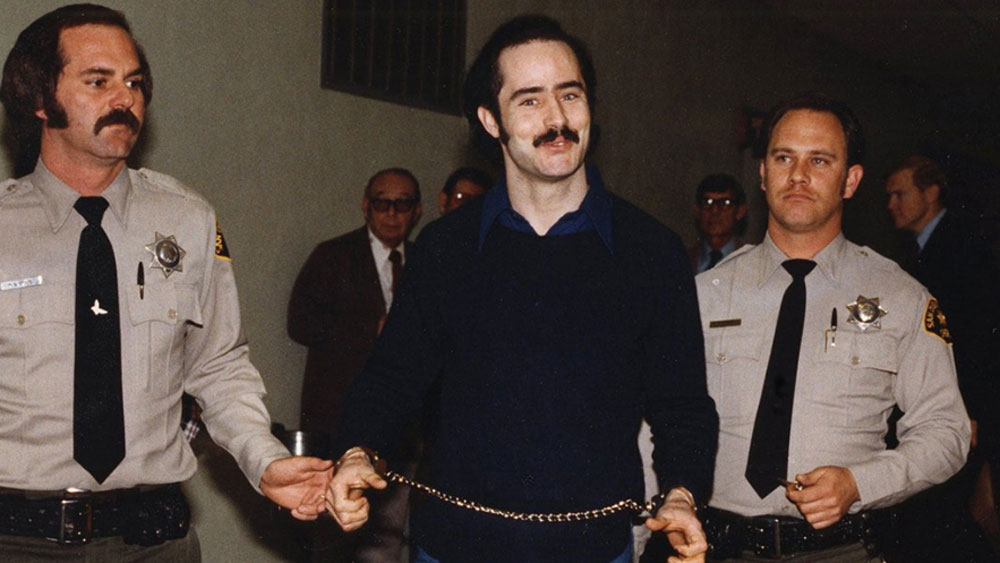 রবার্ট অ্যালটন হ্যারিস: ১৯৬৭ সালের পর থেকে ক্যালিফোর্নিয়ার প্রথম মৃত্যুদণ্ডের সাজাপ্রাপ্ত রবার্ট। ১৯৯২ সালে গ্যাস চেম্বারে ঢুকিয়ে তাকে মৃত্যুদণ্ড দেওয়া হয়। সান দিয়োগোর দুই বালককে খুন করেছিল সে। লাস্ট মিল-এ ২১ টুকরো কেএফসি ফ্রায়েড চিকেন, দুটো বড় ডমিনোজ পিত্জা, আইসক্রিম, এক ব্যাগ জেলি বিনস, ছ’টা পেপসির ক্যান এবং এক প্যাকেট সিগারেট খায়।