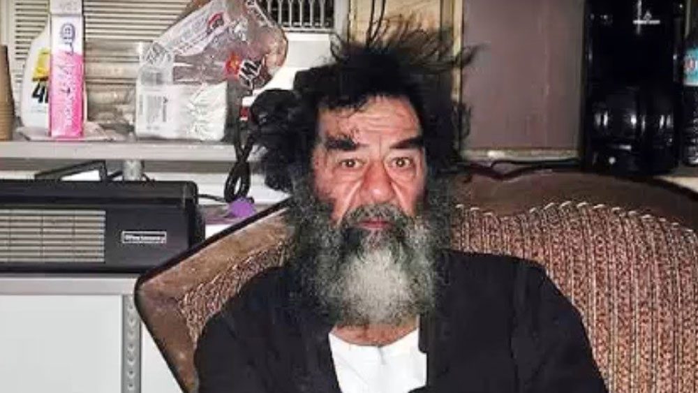 সাদ্দাম হুসেন: জীবনের শেষ ছ’মাস বাগদাদের জেলে কেটেছিল ইরাকের প্রাক্তন প্রেসিডেন্টের। সাদ্দামের উপরে নজরদারির দায়িত্বে ছিলেন আমেরিকার ৫৫১তম মিলিটারি পুলিশ কোম্পানির জনা ১২ সদস্য। ২০০৬ সালে ফাঁসি হয় তার। সাদ্দাম শেষ বারের মতো খেতে চেয়েছিলেন, মাংস-ভাত এবং এক কাপ মধু জল।