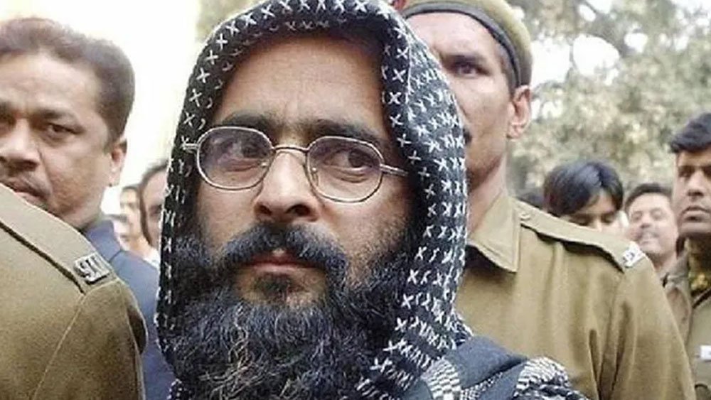 আফজল গুরু: আফজল গুরুর ফাঁসি হয় ২০১৩ সালের ৯ ফেব্রুয়ারি। ফাঁসির ঠিক আগে ভোরে আফজল কুঠুরিতে বসে চা খায়। এর পর আফজল আরও এক কাপ চা খেতে চায়, কিন্তু তার সেই অনুরোধ আর রাখা হয়নি।