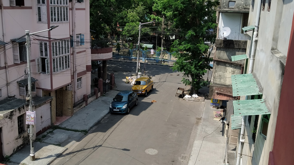 রবিবার সকালবেলা সাদার্ন অ্যাভিনিউয়ের ছবি। জনতা কার্ফু-এর জেরে শুনশান পুরো এলাকা।
(ছবি: অনুপমা মল্লিক)