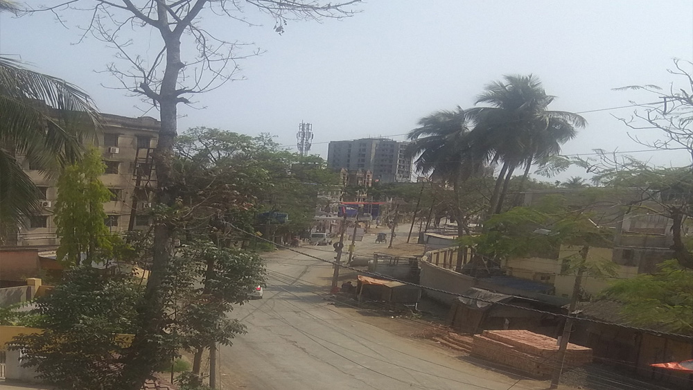 ঠাকুরপুকুর ক্যানসার হাসপাতালের কাছেই মহাত্মা গাঁধী রোড। রোজকার ব্যস্ততার ছিটেফোঁটাও নেই। পুরো এলাকাকে গ্রাস করেছে জনতা কার্ফু-এর নিস্তব্ধতা।
(ছবি: দেবাশিস দত্ত)