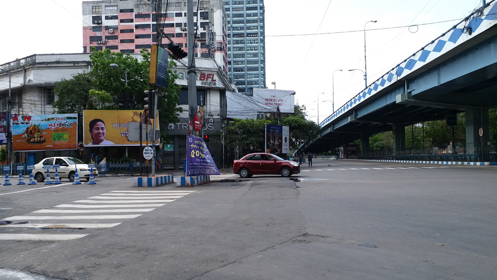 পার্ক স্ট্রিট-জওহরলাল নেহরু রোডের সংযোগস্থল জনহীন। যাচ্ছে হাতে গোনা গাড়ি। দরজা খোলেনি ‘ফ্লুরিজ’-ও।
(ছবি: শিল্পী সম্ভমূর্তি)