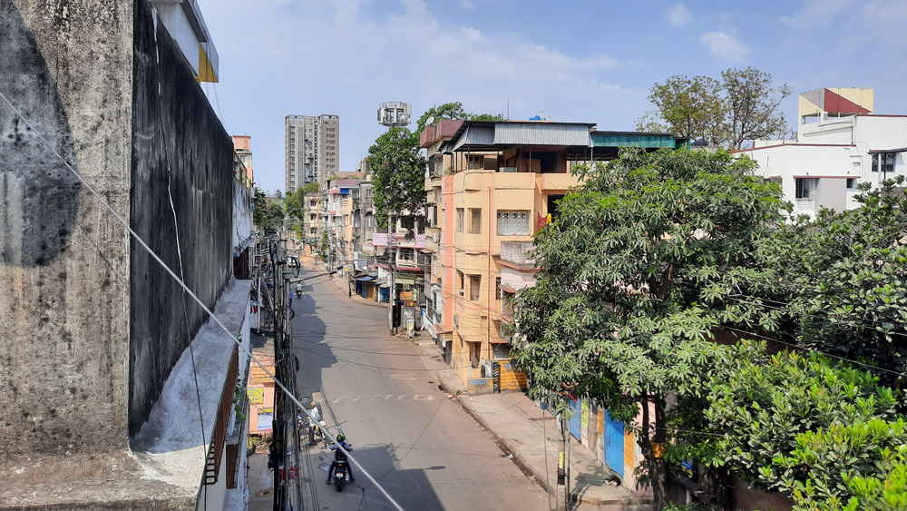 বিজয়গড়ের ৫ নম্বর ওয়ার্ডের পল্লীশ্রী মোড়। রাস্তাঘাট তো ফাঁকা বটেই। খোলেনি কোনও দোকানও।
(ছবি: পৌলোমী মৈত্র)
