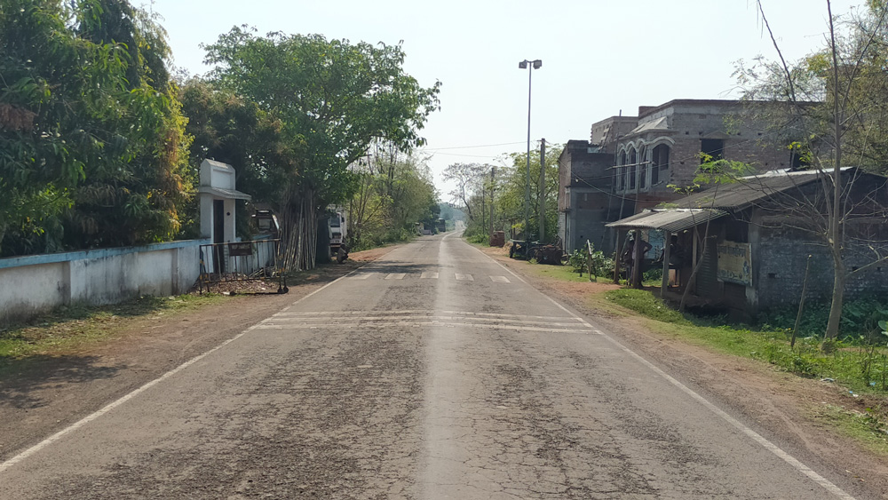 ব্যতিক্রম নয় জঙ্গলমহলও। বন্ধ দোকানপাট। একেবারে জনমানবশূন্য পীড়াকাটা-লালগড় রাস্তা।
(ছবি: সন্দীপ রায়)