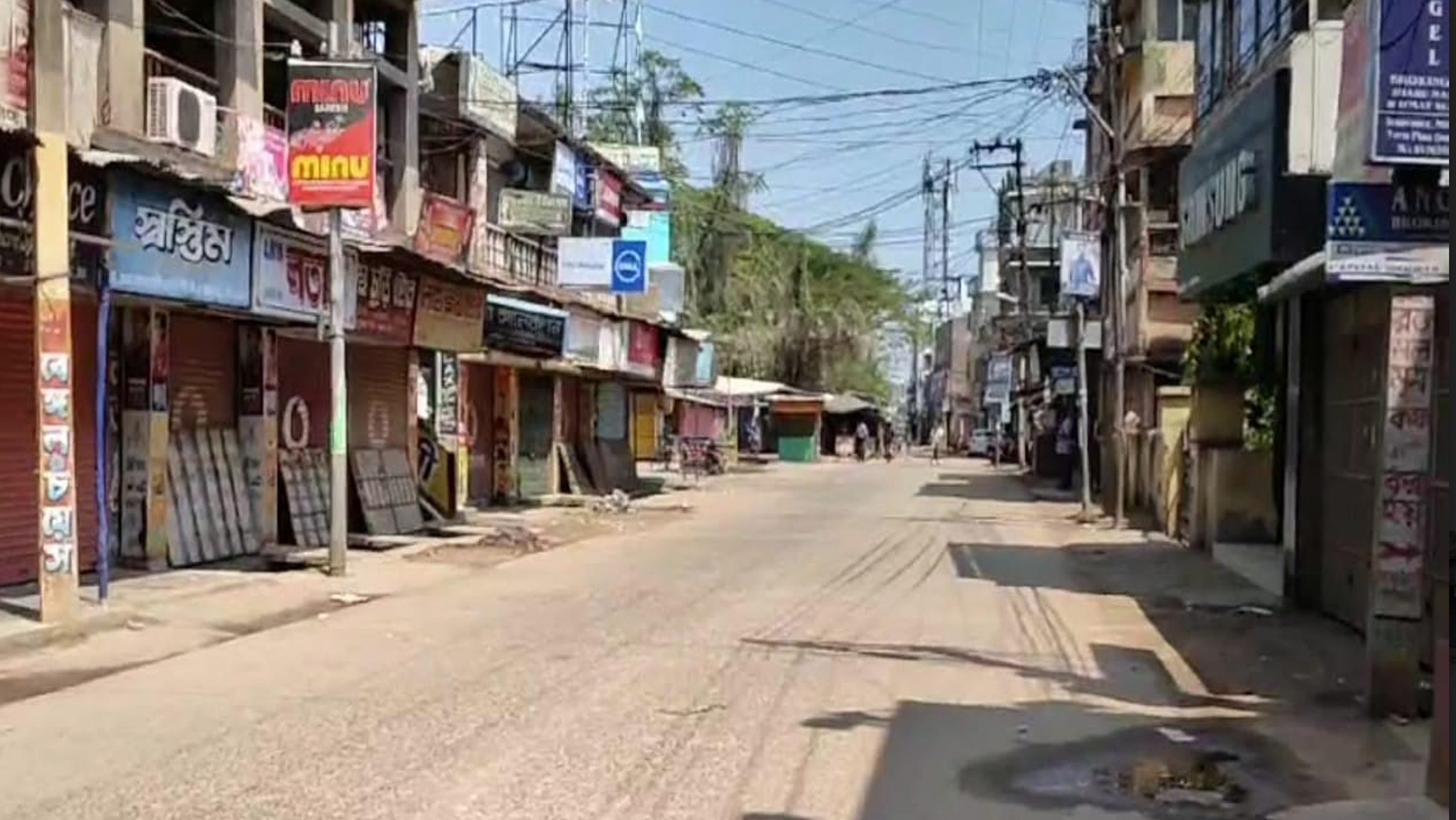 জনহীন রাস্তার দু’পাশে বন্ধ দোকানপাট। বীরভূমের সিউড়ি স্বতঃস্ফূর্ত ভাবে সামিল জনতা কার্ফু-এ।
(ছবি: রাহুল মণ্ডল)