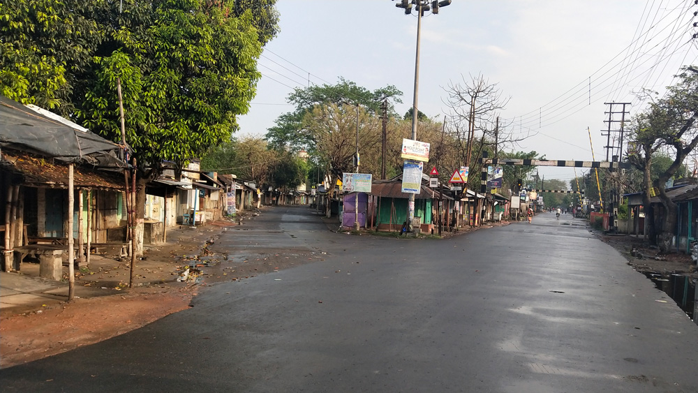 জনতা কার্ফুতে জনহীন নদিয়ার শান্তিপুর রেলবাজার।
(ছবি: পার্থ দে)