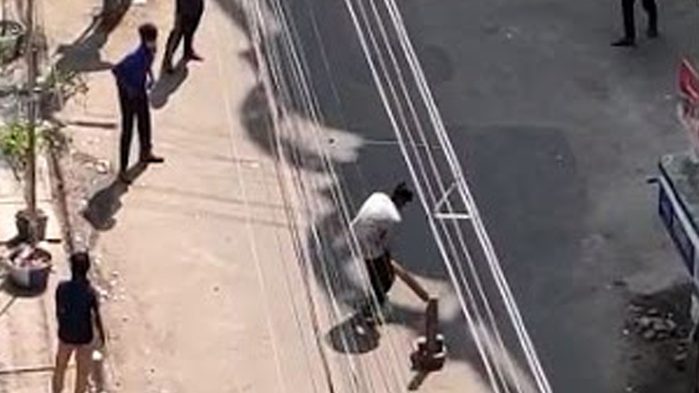 সর্বত্র জনতা কার্ফু-এর মাঝে একটুকরো অন্য ছবি কলকাতা বিমানবন্দরের এক নম্বর গেটের কাছে। সেখানে চুটিয়ে চলল পাড়া ক্রিকেট। আর পাঁচটা বনধের দিনের মতোই।
(ছবি: সমীহা দাস গুহ)