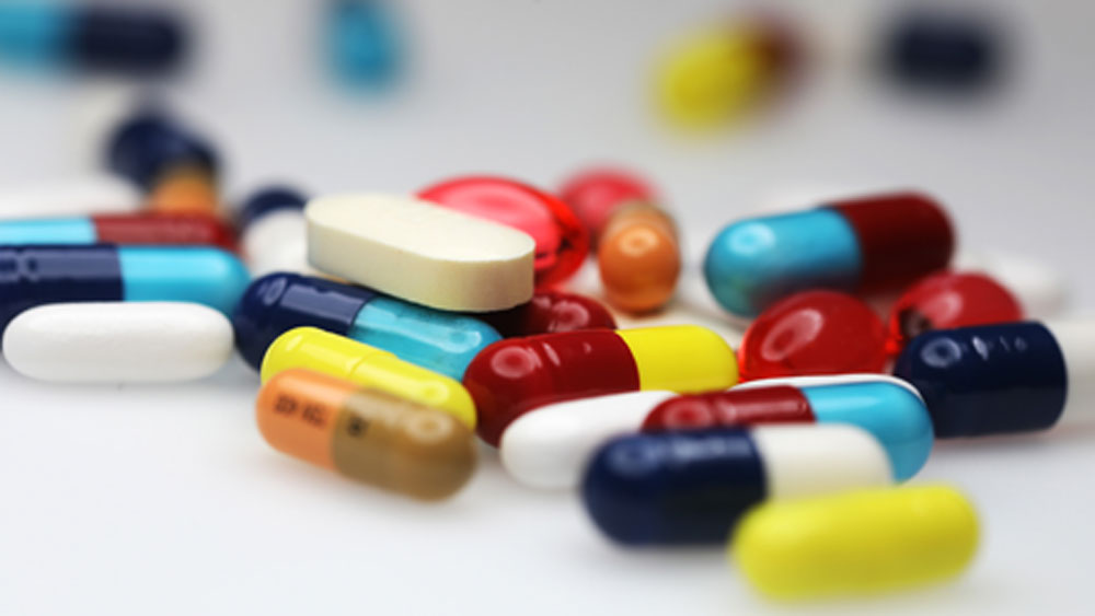 প্রথমেই জেনে রাখা দরকার, এখনও করোনাভাইরাস প্রতিরোধের কোনও চিকিত্সা বা ওষুধ আবিষ্কার হয়নি। তাই এই ভাইরাসের বিরুদ্ধে লড়ার কোনও অ্যান্টিবায়োটিক নেই। সবাইকে তাই বাড়িতে বিশ্রামে থাকার পরামর্শ দিচ্ছেন চিকিত্সকেরা এবং প্রচুর পরিমাণে জল খেতে বলছেন।